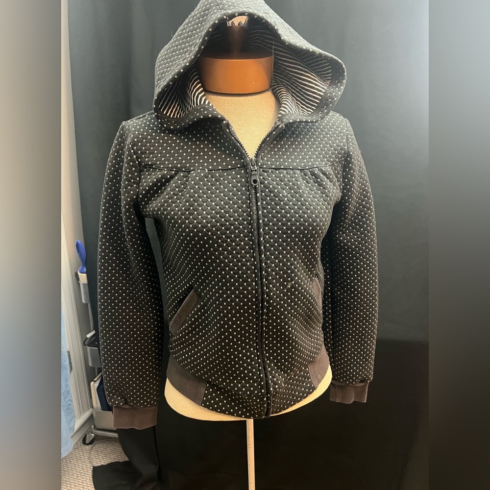 EUC Woman’s Zip up quilted hoodie black white polkadots & gray cuffs/accents ￼